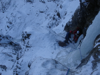 Ice climbing at the Jochberg Rechtes Gully WI4