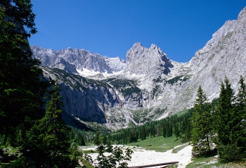 Erfrischende Bergwanderung durch die Höllentalklamm zur Höllentalangerhütte