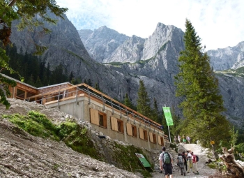 Erfrischende Bergwanderung durch die Höllentalklamm zur Höllentalangerhütte