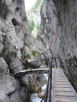 Erfrischende Bergwanderung durch die Höllentalklamm zur Höllentalangerhütte