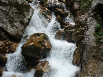 Erfrischende Bergwanderung durch die Höllentalklamm zur Höllentalangerhütte